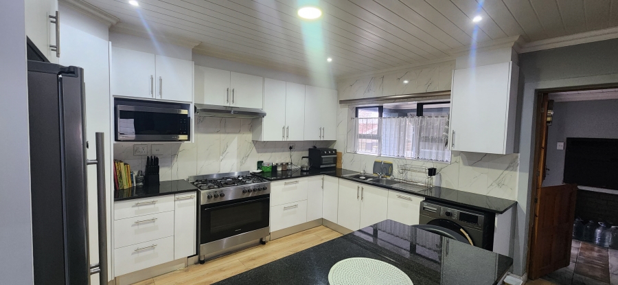 6 Bedroom Property for Sale in Dana Bay Western Cape